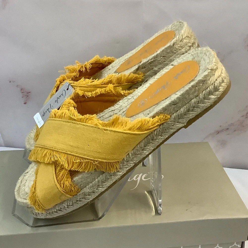 NIB Charlie Paige Espadrille Sandals Size 6